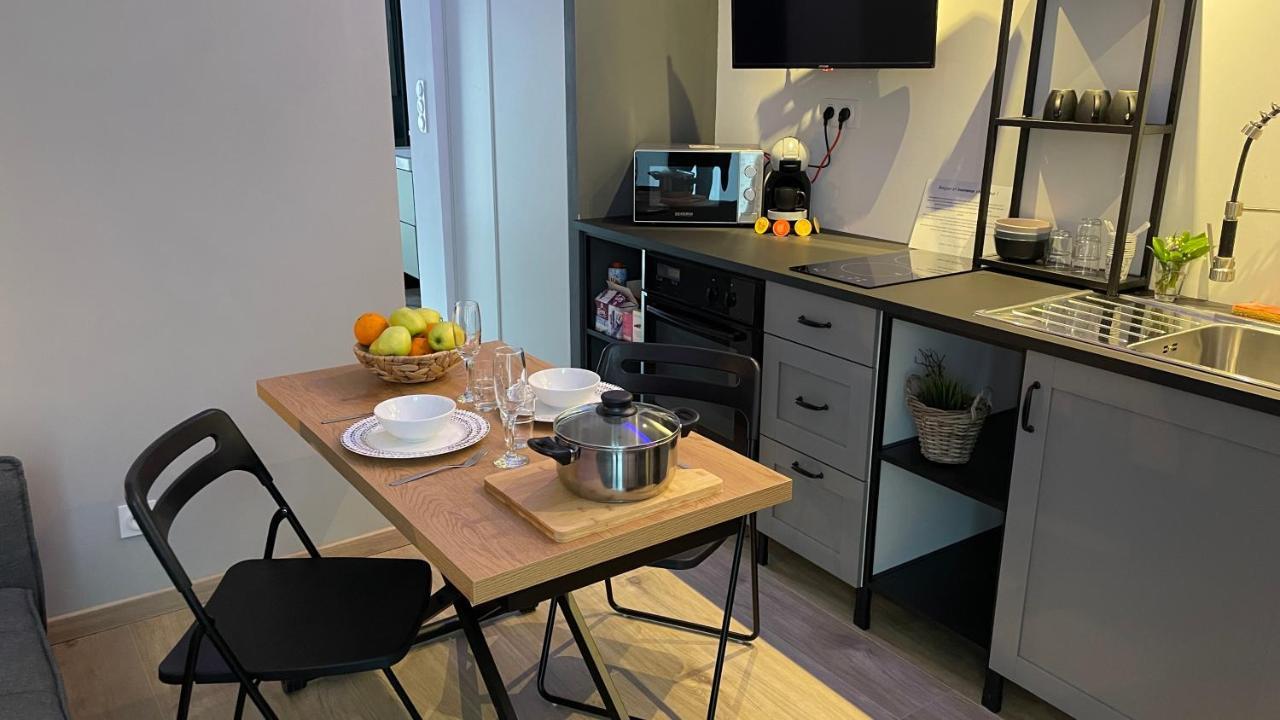 Bienvenue Chez Vous "Appartement Classe 2 Etoiles En Rdc Avec Espace Exterieur Et Parking" Dole Exteriör bild