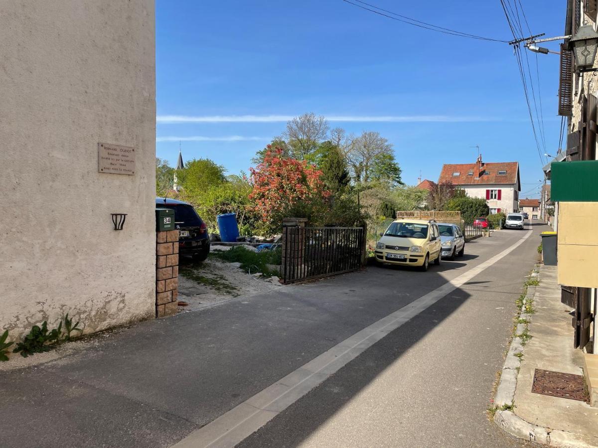 Bienvenue Chez Vous "Appartement Classe 2 Etoiles En Rdc Avec Espace Exterieur Et Parking" Dole Exteriör bild